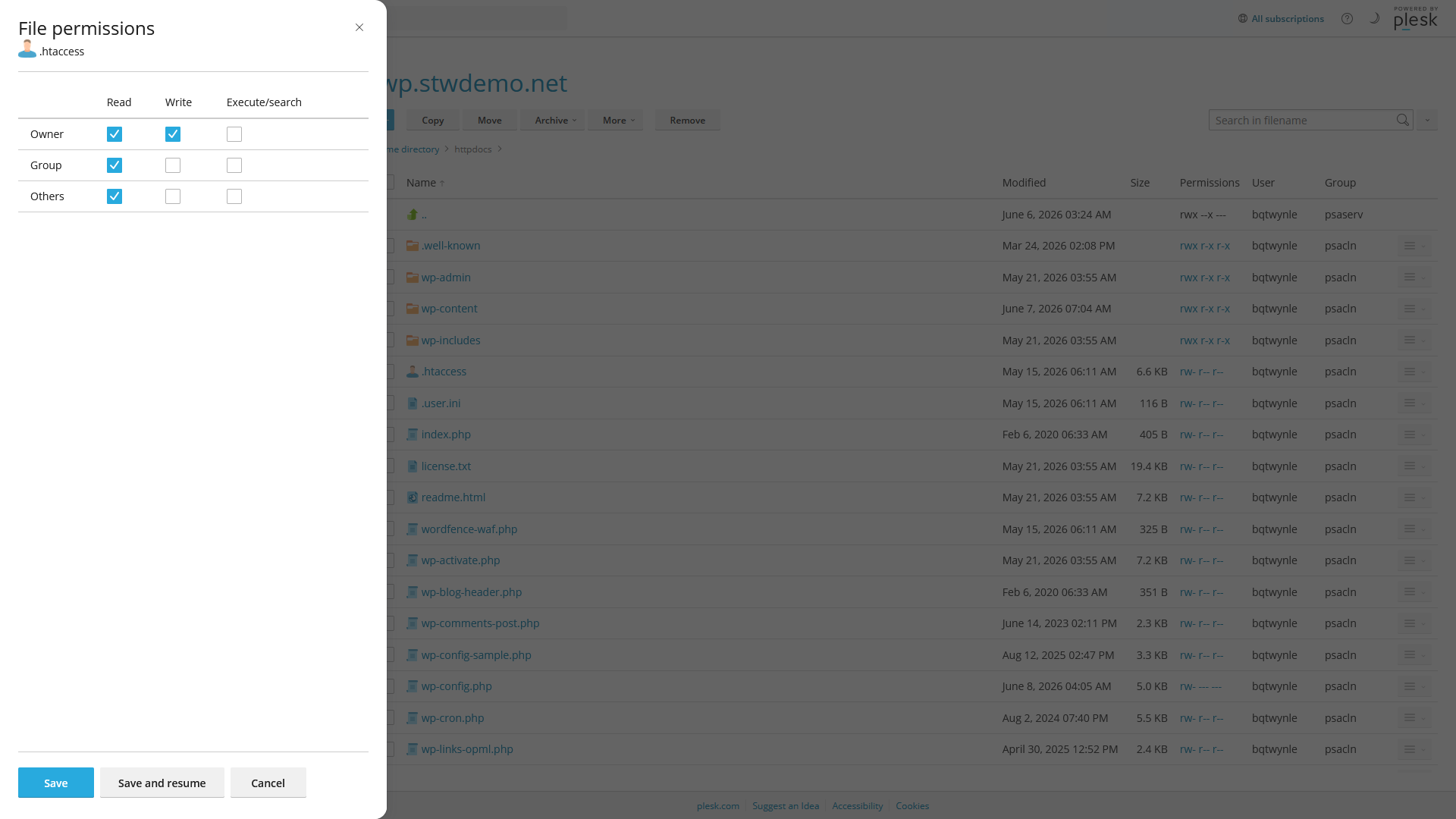 Dialogboksen for tillatelser i Plesk File Manager for .htaccess, som viser at lese- og skrivetilgang er aktivert for eieren, mens gruppen og andre har skrivebeskyttet tilgang