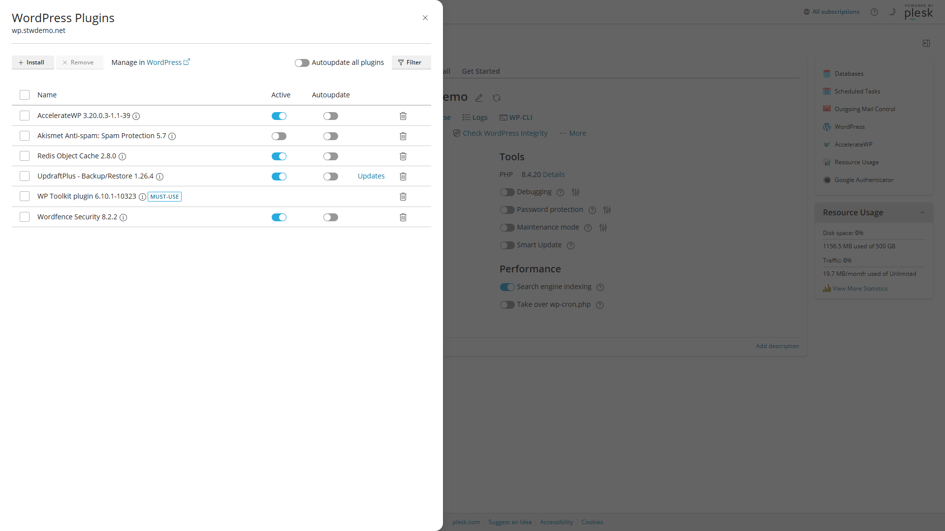 Seksjonen "WordPress Toolkit Plugins" i Plesk, der bryterne for aktivering av utvidelser er tilgjengelige utenfor wp-admin