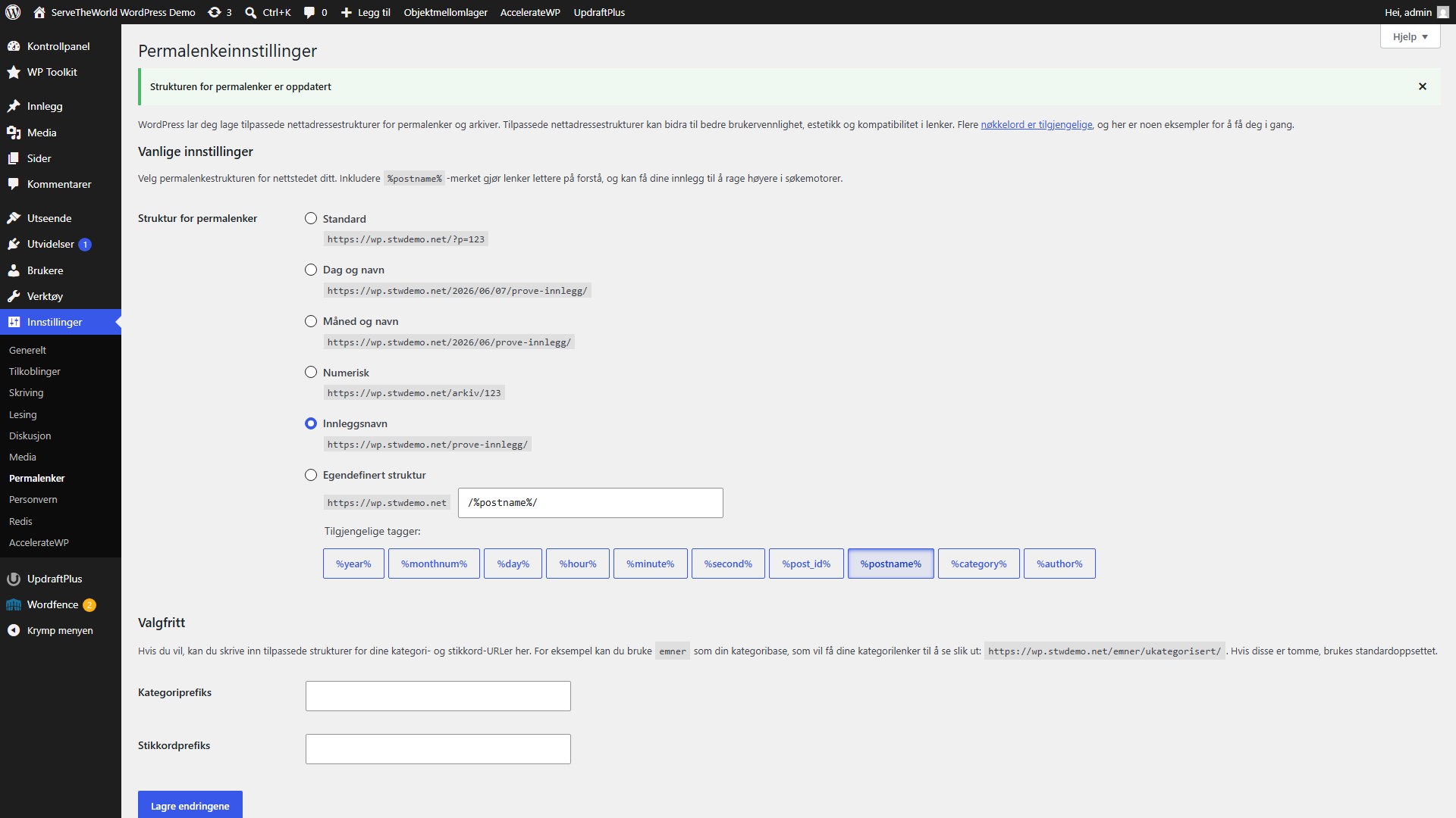 Innstillingene for permalenker i WordPress viser at "Innleggsnavn" er valgt, med en melding om at lagringen er fullført