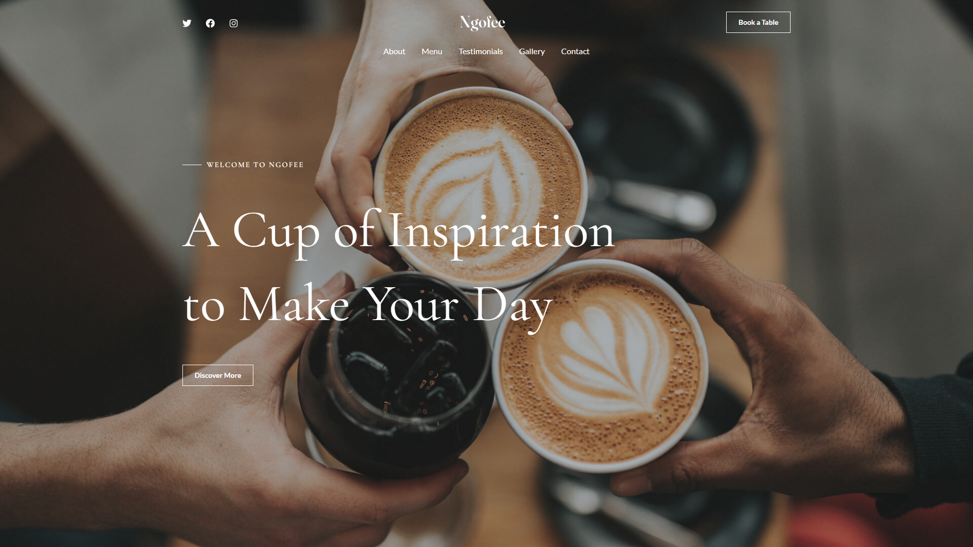 Ferdigstilt startside for Astra Coffee Shop med et fullskjermbilde av tre kaffekopper, en navigasjonsmeny og overskriften "A Cup of Inspiration to Make Your Day"
